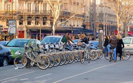 Montar en bicicleta es una activididad física ideal para todas las edades
