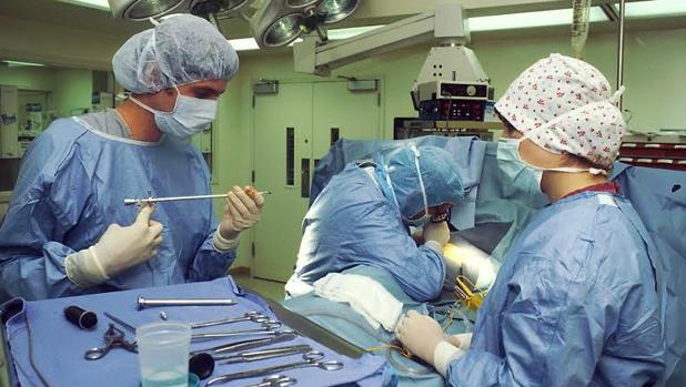 La mayoría de los pacientes diagósticados de cáncer se ven abocados a pasar por el quirófano
