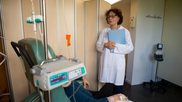 La doctora Bellet, especialista en cáncer de mama, en el Hospital Vall d’Hebron