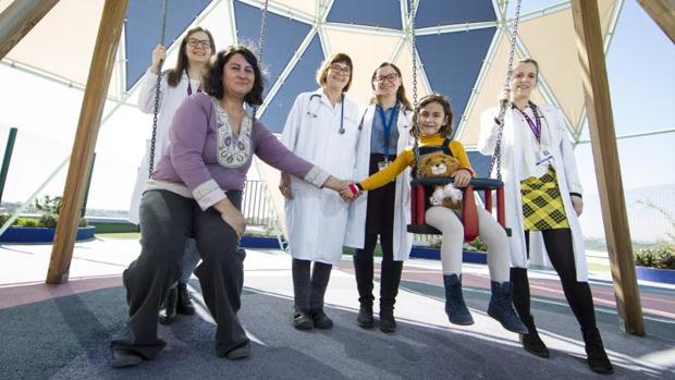 Cristina, acompañada de su madre, Helena Carpio, y el equipo que la trata en el Hospital 12 de Octubre