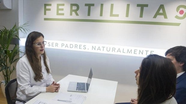 La doctora Ingrid Paul en el centro de Naprotecnología Fertilitas de Madrid