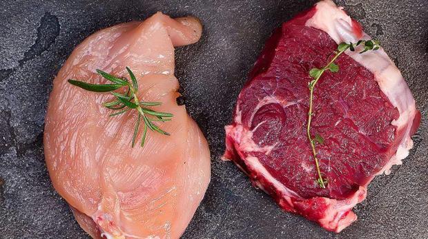 Por cada 100 gramos de carne, la blanca tiene menos grasa saturada que la roja