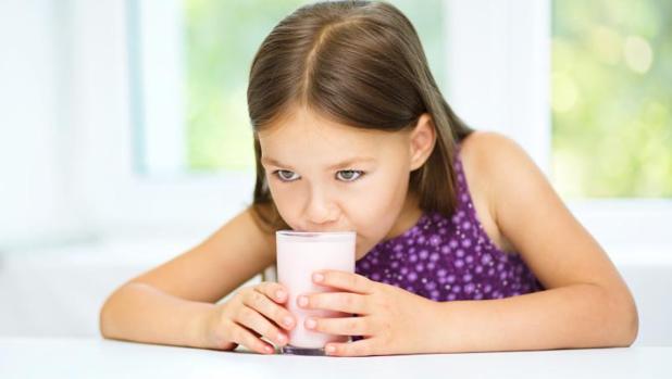 Los pediatras recomiendan que los bebÃ©s y niÃ±os solo beban, segÃºn la etapa, leche materna o de fÃ³rmula, agua y leche de vaca