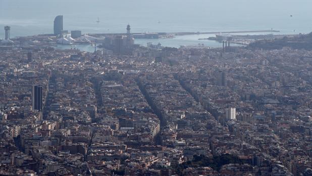 Vista del puerto de la ciudad de Barcelona que está bajo un episodio de alta contaminación