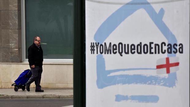 Cartel que recuerda la importancia de quedarse en casa