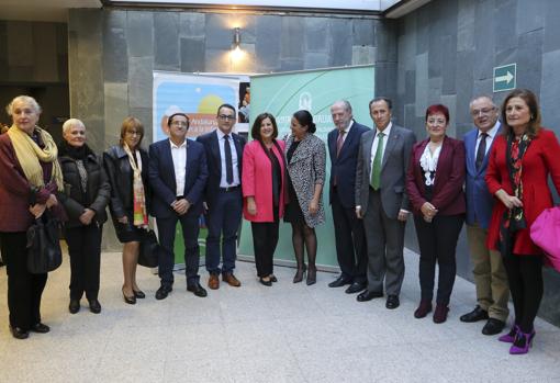 La consejera de Igualdad, María José Sánchez, junto a otras autoridades, este martes
