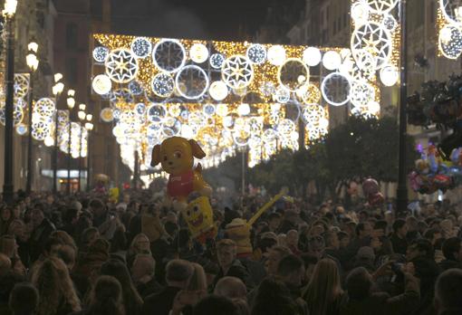 El primer tramo de la Avenida de la Constitución iluminado