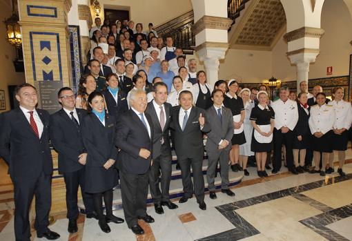 El dúo Los del Río posa junto a los trabajadores del Alfonso XIII