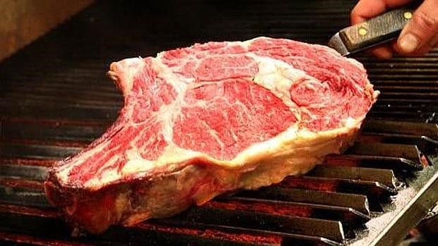 Un chuletón de carne de buey a la brasa