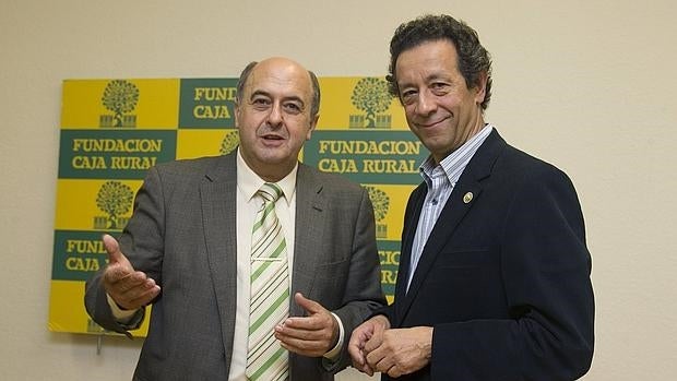 El presidente de la Fundación Alimentación Saludable, Jesús Román (d) en un acto celebrado ayer en Zamora