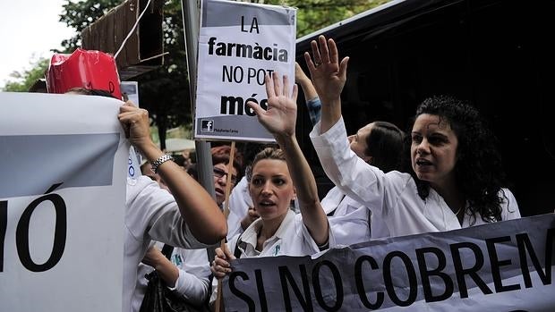 Las farmacias protestan por el desabastecimiento a que les ha empujado la situación de impago del Govern