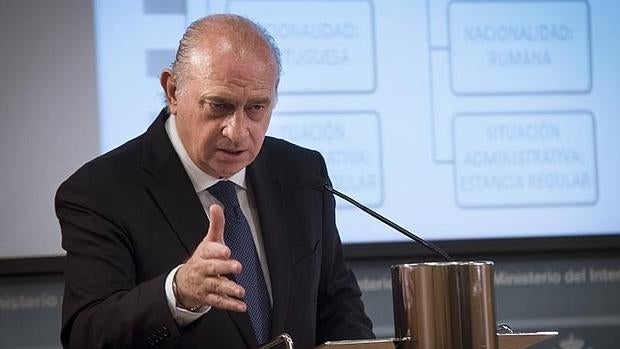 El ministro del Interior, Jorge Fernández Díaz, durante la presentación, este miércoles en Madrid, del balance sobre delitos de odio y trata de seres humanos con fines sexuales o laborales ocurridos en España en 2015