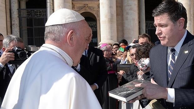 Mark Riebling entrega a Francisco en la audiencia general del pasado miércoles un ejemplar de su últmo libro en el que aporta pruebas de que Pío XII no era el «Papa de Hitler»