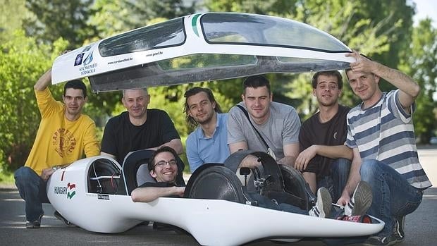 Ingenieros con un prototipo de vehículo eléctrico desarrollado por ellos mismos