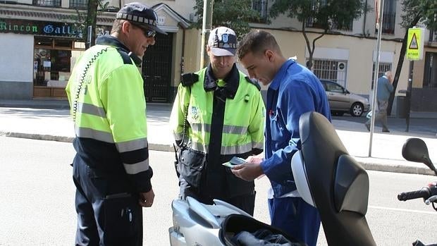 La multa promedio en una ciudad asciende a 195 euros, frente a los 210 euros de la DGT