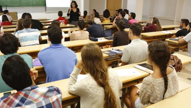 La caída de la población joven se ha visto parcialmente compensada por el fuerte incremento de la población de más edad