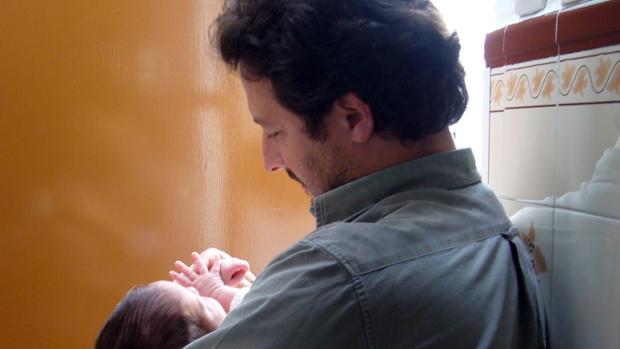Los padres ya pueden disfrutar de un pernmiso de paternidad de cuatro semanas