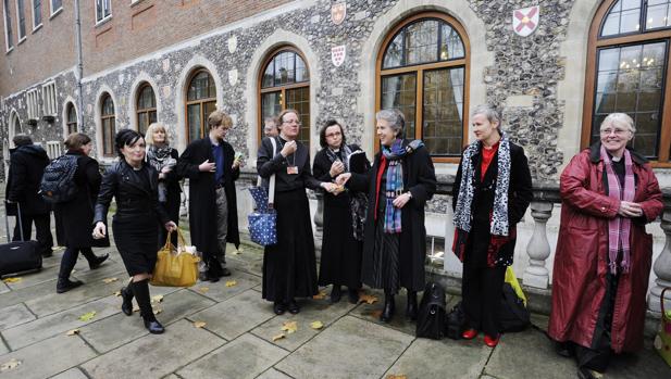 La Iglesia anglicana vota la ordenación de mujeres obispo