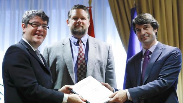 Técnicos del Massachusets Institute of Technology y la Universidad de Hardvard hacen entrega este miércoles de los informes técnicos internacionales sobre el almacén de gas "Castor" al ministro de Energía, Turismo y Agenda Digital, Álvaro Nadal