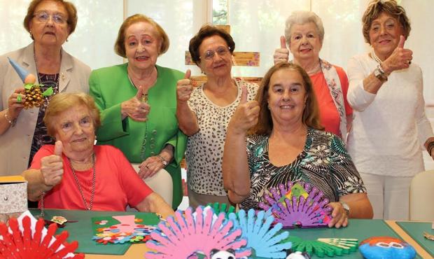 El grupo de octogenarias que hacen manualidades para recaudar dinero
