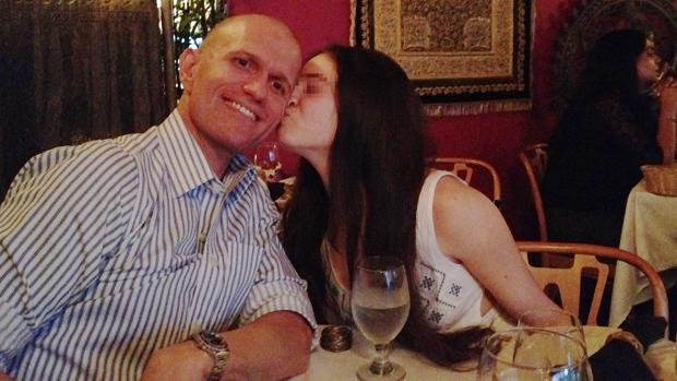 Marta S. J., con su anfitrión, Dale Leary, con quien contrajo matrimonio