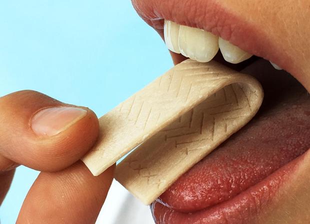 Basta con masticarlo, como cualquier chicle, para saber si las encías están dañadas
