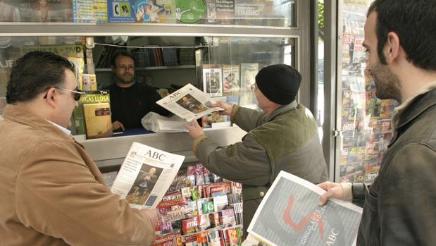Lectores comprando el periódico