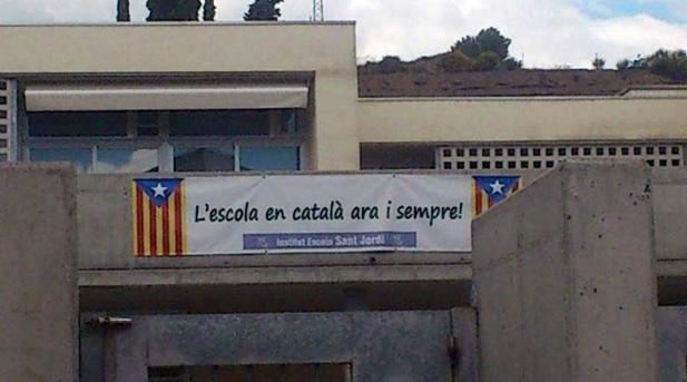 Las fachadas de varias escuelas públicas exhibieron banderas independentistas, como el Instituto Sant Jordi de Navàs (en Barcelona)