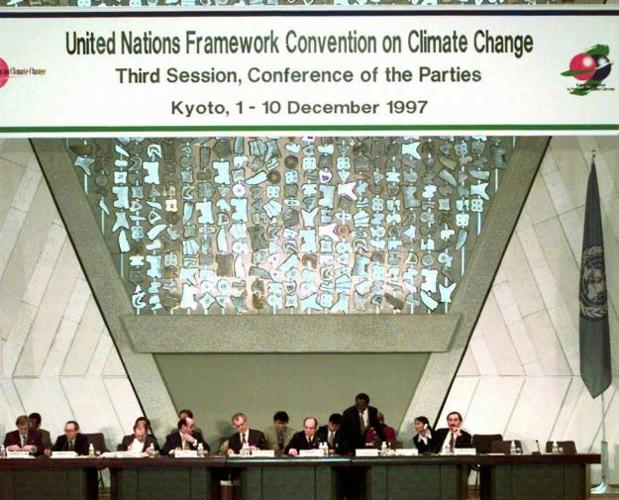 Imagen de archivo de la reunión plenaria de la Convención Mundial del Clima el 11 de diciembre de 1997 en Kioto