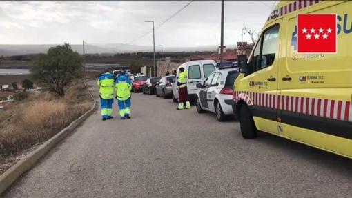 Efectivos de Emergencias, Guardia Civil y Policía Local, frente a la vivienda de las víctimasa
