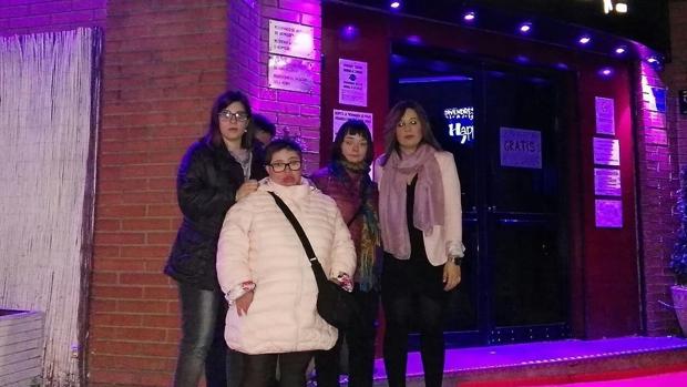Varios de los jóvenes de la Asociación Down Lérida, a las puertas del local en el que no pudieron entrar