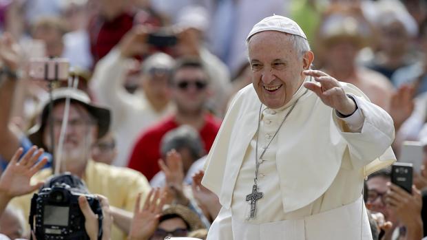 El papa Francisco llega a su audiencia general de los miércoles