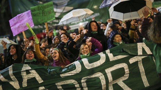 Miles de personas que se manifestaron en junio en los alrededores del Congreso argentino en Buenos Aires