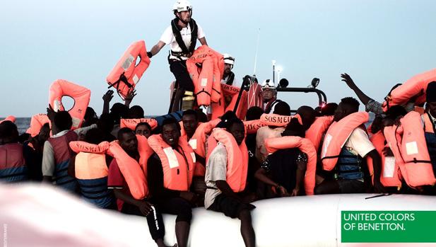 La campaña de Benetton que ha utilizado una foto de los inmigrantes rescatados por Sos Mediterráneo