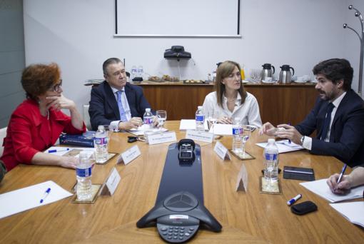 Clotilde Vázquez, Enrique Pérez Castro y Alberto Pérez-Lanzac, en el aula de salud de ABC