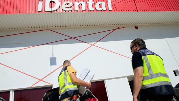 La Policía Nacional en el registro de la sede iDental en localidad castellonense de Bechí