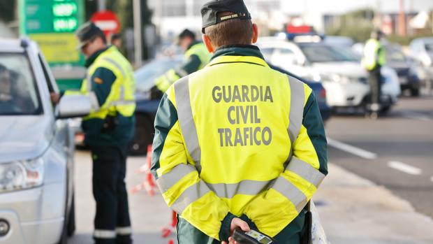 Imagen de archivo de agentes de la Guardia Civil haciendo un control de alcoholemia