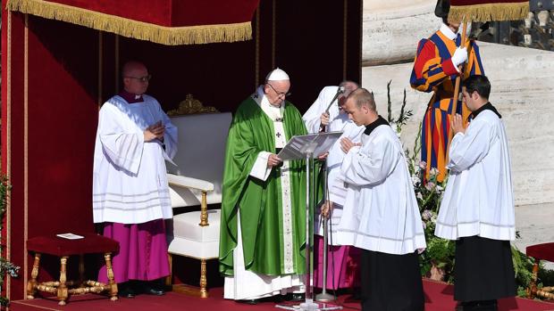 El Papa Francisco celebra la misa de apertura del Sínodo sobre los jóvenes en la Plaza de San Pedro