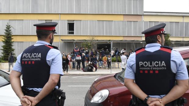 Los colegios tuvieron que tener protección policial en la jornada del 1 de octubre