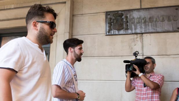 Dos de los miembros de La Manada, el pasado julio cuando iban a firmar al juzgado