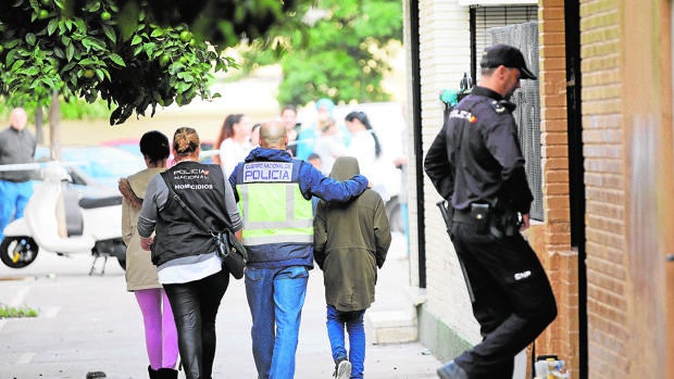 El hijo de una víctima de violencia de género, asesinada en Sevilla, es atendido por la Policía