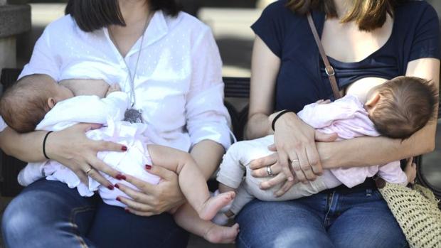 Mujeres dan el pecho en la semana de lactancia.