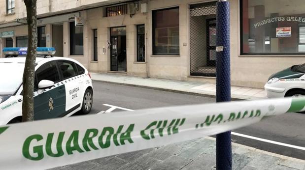 Vista de la fachada de la vivienda en O Grove (Pontevedra) en la que una mujer resultó herida por su pareja