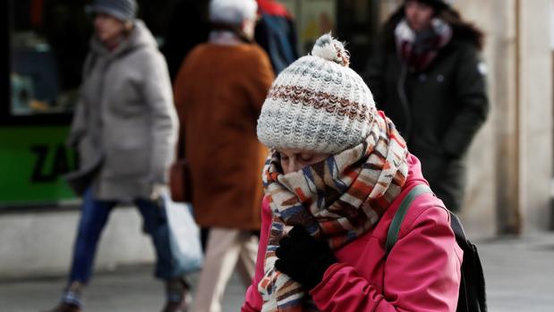 Una mujer se protege del frío en Pamplona, este jueves