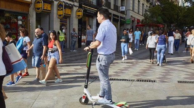 Los atropellos a personas con discapacidad, sobre todo visual, que no advierten la llegada de los patinetes son continuos