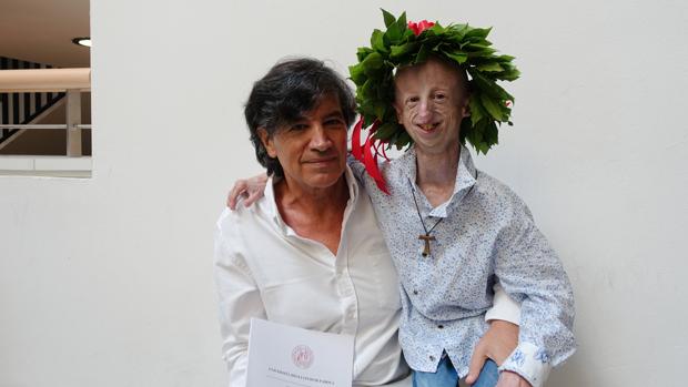 El científico Carlos López-Otín con su discípulo Sammy Basso, el día de su graduación en la Universidad de Padua