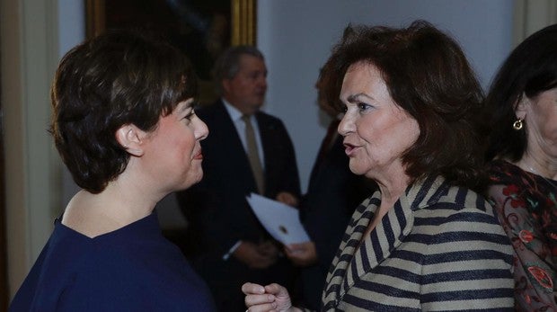 - La vicepresidenta del Gobierno, Carmen Calvo,d.,saluda a la exvicepresidenta Soraya Sáenz de Santamaría