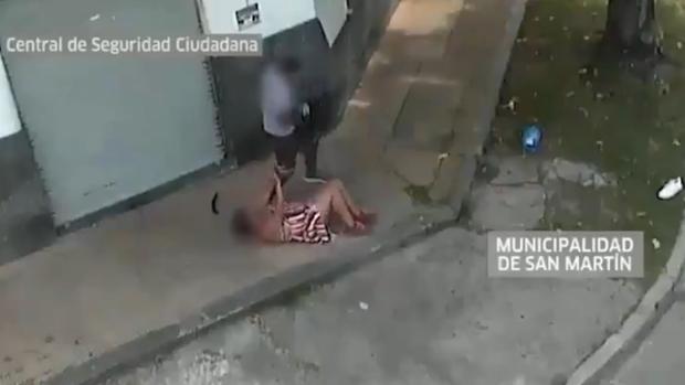 Brutal ataque a una mujer en Argentina: el agresor fue grabado y detenido