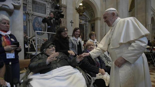 El papa Francisco visita a la basílica del Santuario de Loreto en Loreto (Italia)