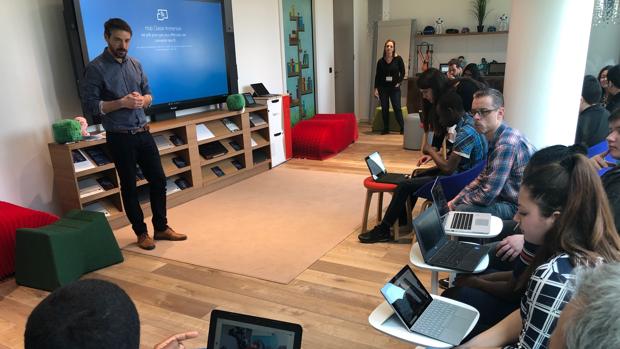 El profesor Colin Filladeau enseña nociones sobre 3D a alumnos franceses de FP